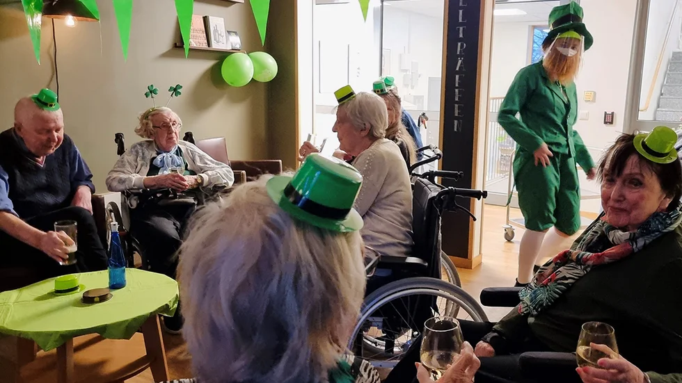 17 mars firades Saint Patrick’s Day i den egna puben med irländsk folkmusik, gröna hattar, öl, vin och snacks.