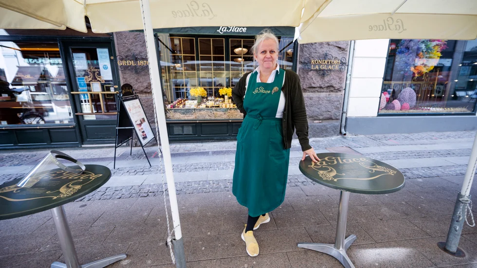 "Irriterande", säger konditoriägaren Marianne Kolos i Köpenhamn om kravet på coronapass. "Vi jobbar med service och nu ska vi plötsligt hela tiden agera polis".