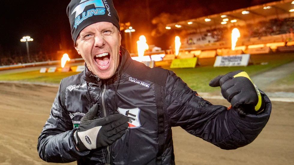 Lycklige lagledaren Jerker Eriksson och hans Smederna har valt att inleda finalserien i Målilla.