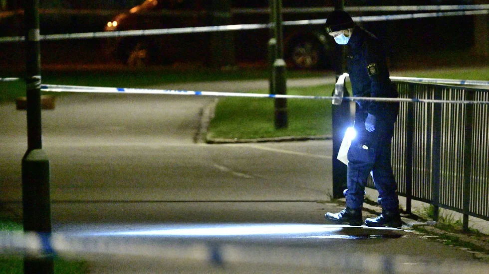 Polisens kriminaltekniker arbetar innanför avspärrningarna på en gångbana utmed Munkhättegatan i Malmö efter att en man sent i går kväll hittats skadad på en gångbana.