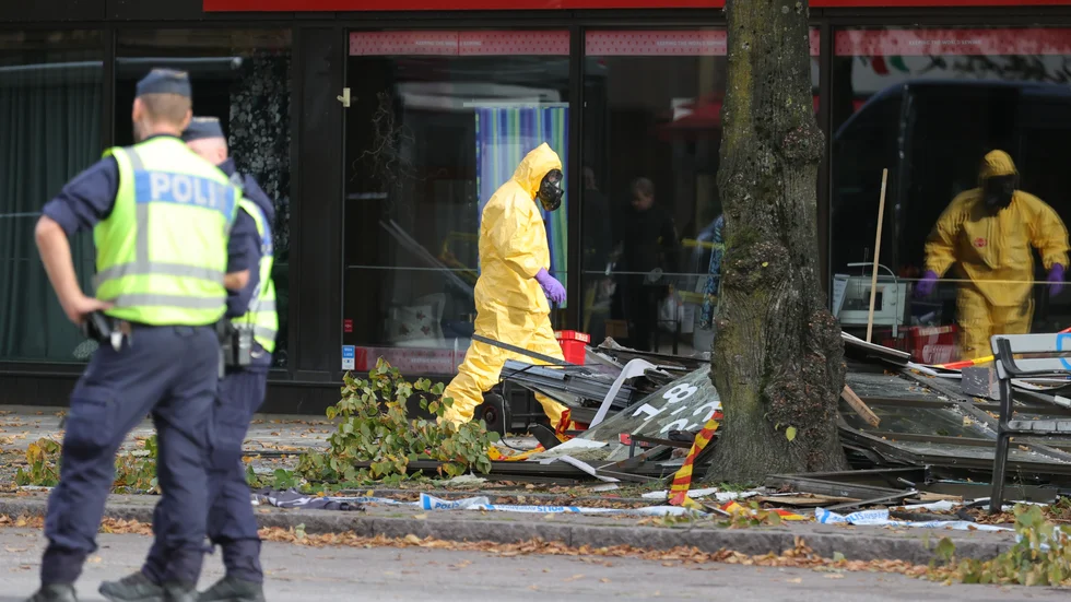 Polisen på plats med tekniker dagen efter den stora explosionen i ett flerfamiljshus på Övre Husargatan i Annedal i centrala Göteborg.