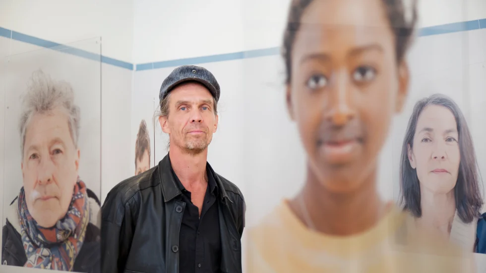 Konstnären och fotografen Torbjörn Limés verk heter Transparens och är en del av utställningen Mixed Minds på Kulturrum. I sin porträttsamling har han utforskat skärmarnas mångtydiga och dubbelbottnade verkan.