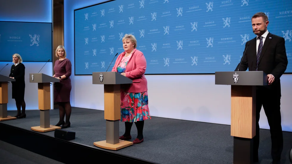 Statsminister Erna Solberg (i mitten) och hennes ministrar Monica Mæland, Guri Melby och Bent Høie på fredagens presskonferens.