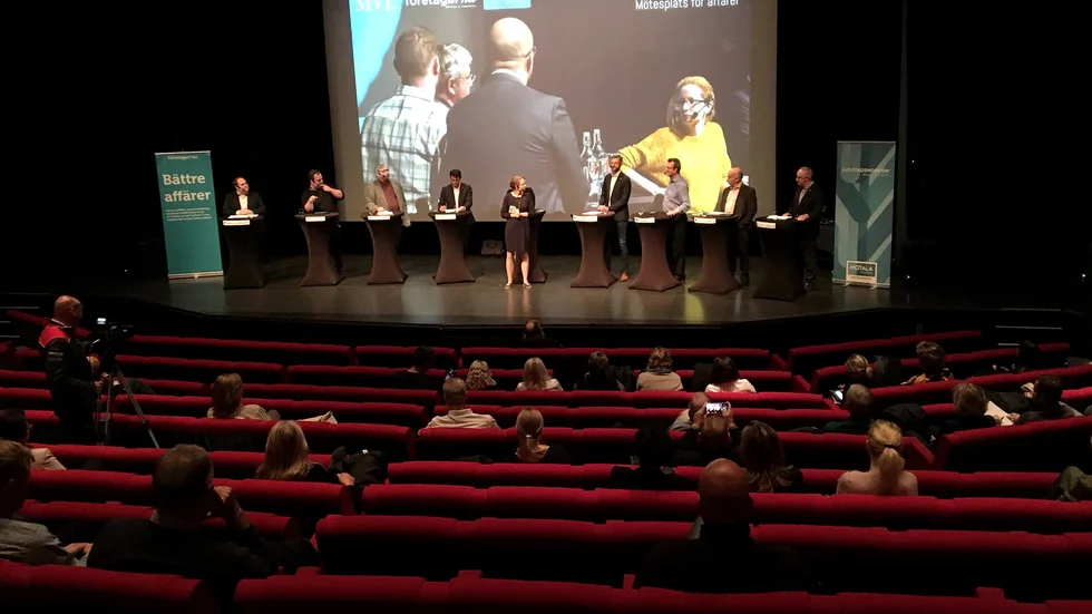 Lina Handberg från MVT ställde politikerna mot väggen när lokala frågor debatterades i Folkets hus.