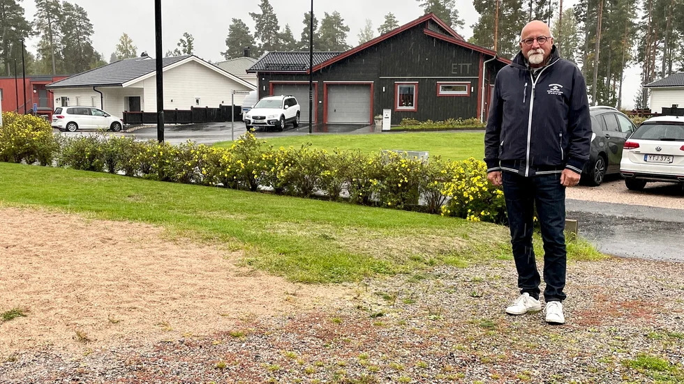 Holger Link, ordförande i bostadsrättsföreningen Djulö backar, hoppas att kommunen ska rensa bort ogräset på gångvägen där han står. 