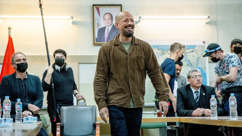 Regissören Tarik Saleh mellan två tagningar av "Boy from heaven", en politisk thriller som utspelar sig i Egypten.