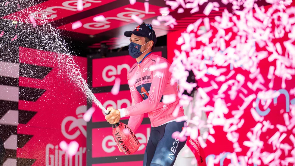 Filippo Ganna firar efter segern i den inledande etappen i Giro d'Italia.