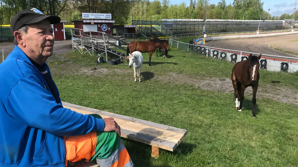 Piraternas arenaansvarige Ulf Gunnarsson låter hästar klippa gräset och klubbens "gubbgäng" spikar ihop nya sittplatser. Duntebergets speedwayarena corona-anpassas och kommer i bättre skick. Om knappt tre veckor är det premiär i Bauhausligan.