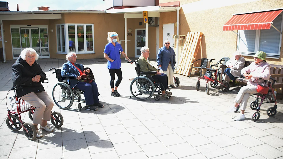 Damerna på Granen tycker att uteplatsen vid entrén är allt för bristfällig. "De få soffor som finns är för låga och för dåliga och det finns inga blommor" anser de.