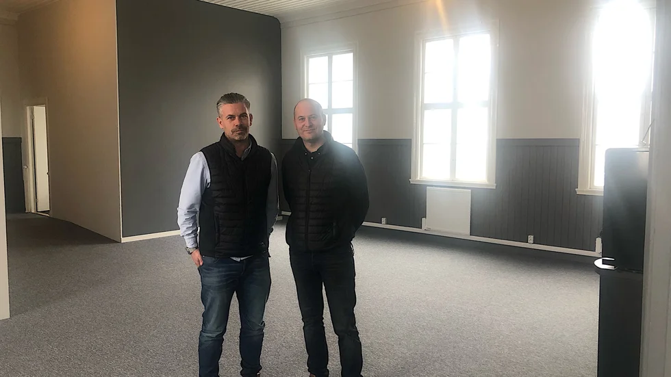 Den generösa takhöjden och de stora fönstren har bibehållits i själva kyrkorummet. Profile Nordics  bolagschef Daniel Thorsén och ägare Tomas Josbrant ser stora möjligheter med de nya lokalerna på Södra Pitholm.