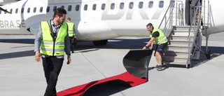 Jubelstämning på flygplatsen: Uppsagd personal är tillbaka i luften