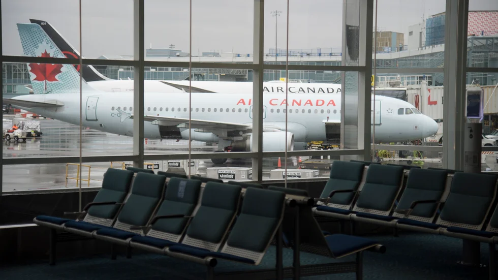 Polisen letar efter en eller flera misstänkta efter en skottlossning inne på Vancouvers flygplats. Arkivbild.