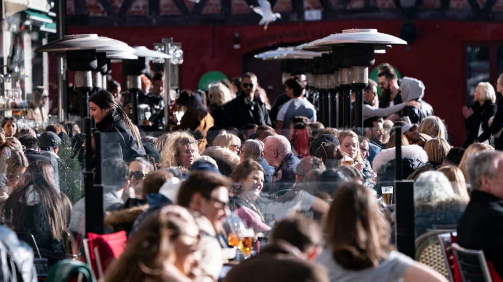 Restriktionerna kommer att lätta, men när? Bilden visar välfyllda uteserveringar på Lilla torg i Malmö en solig dag i mars förra året – innan restriktionerna slagit igenom.