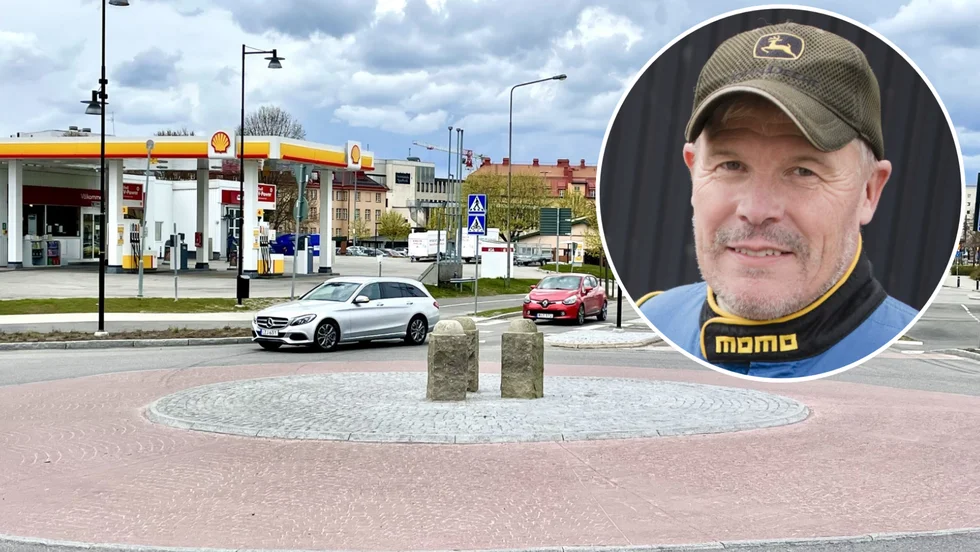 Leif Fredriksson anser inte att de nya stenpollarna har i rondellen att göra. 