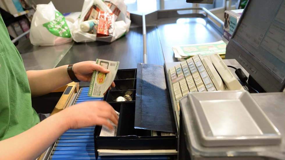 Det är inte acceptabelt att den som blir utsliten i jobbet tvingas ta ut pension i förtid och därmed riskerar blir så kallade "fattigpensionärer", skriver debattörerna. 