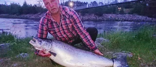 Han fick upp gigantisk lax: "Trodde inte det var sant"