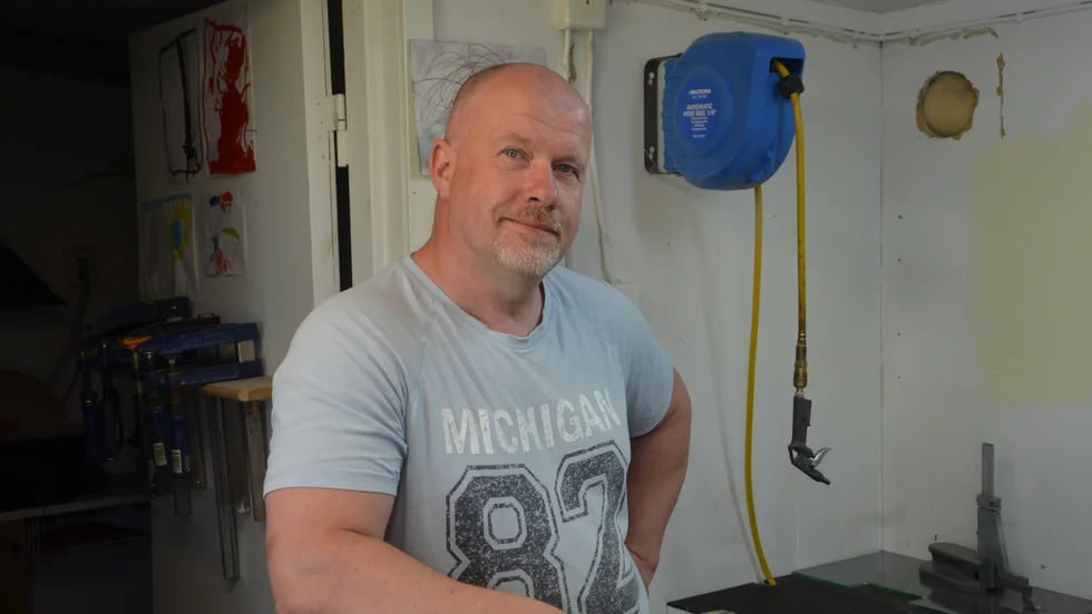 Patrik Nilsson i sin lilla verkstad där han skapar sina unika knivalster med epoxiplast.