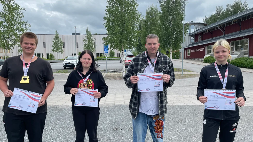 Medaljörer i 1:st World online inclusive karateklubb. Från vänster: Jesper Eriksson, Tindra Forslund, Ante Edström, Angelica Grape.