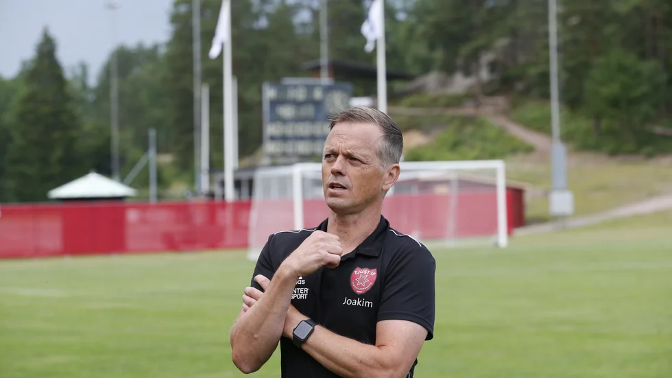 Joakim Krüger blir kvar som tränare för Tjust IF:s damlag.