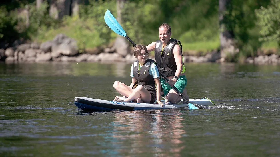 Bureå camping erbjuder en mångfald av aktiviteter i älven.  Anja och Jonas Mustonen testar campingens sup-bräda.