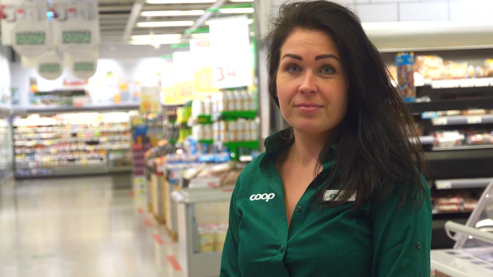 
Emelie Olsson är biträdande butikschef på Coop Extra i Nyköping och håller butiken öppen och erbjuder kunderna att handla och betala med appen Scan & Pay.

