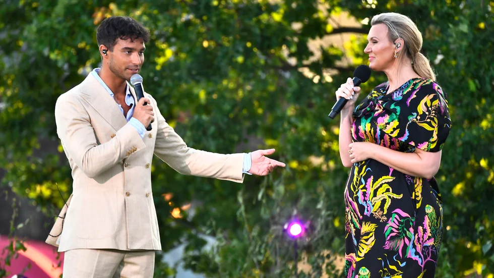 Skåningarna Eric Saade och Sanna Nielsen fann varandra under Allsång på Skansen.
