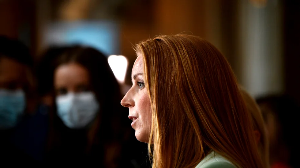Annie Lööf (C) vägrar samtala med V trots att de passivt stöttar samma regeringsunderlag.