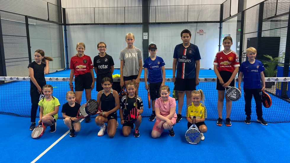 Några av ungdomarna som deltar på Vimmerby Padel Clubs Summercamp den här veckan.