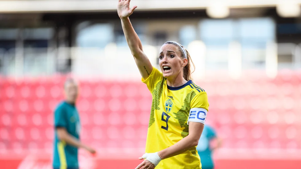 Kosovare Asllani under en match med Sverige.