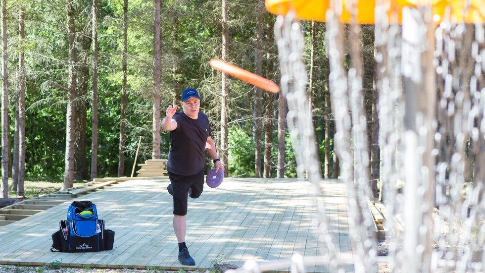 "Puttarna är faktiskt en av mina styrkor", berättar Tomas Borén, ordförande i Motala frisbeesportsförening.