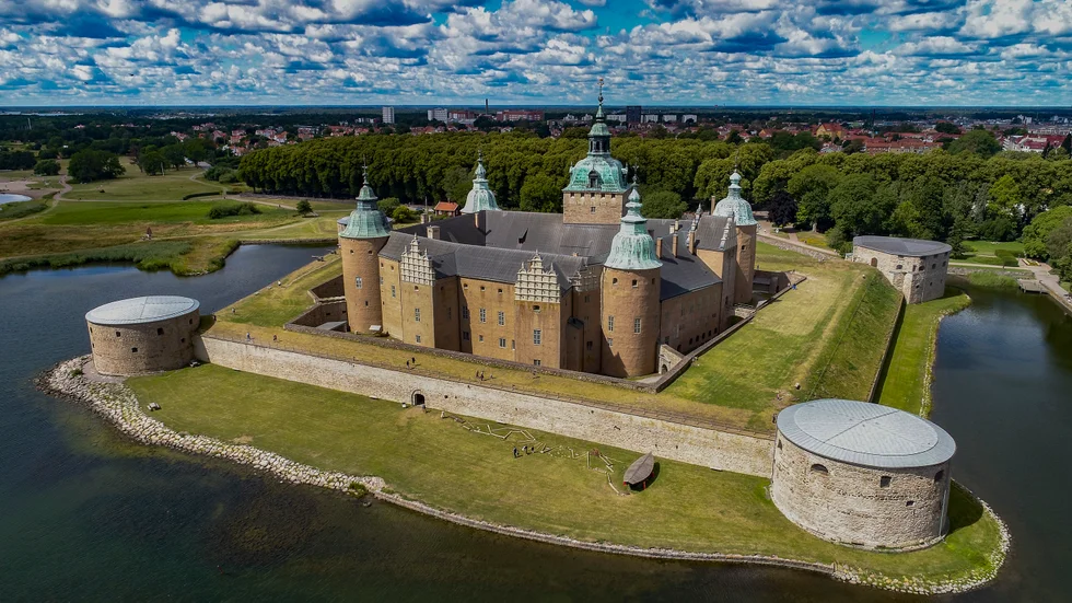 Kalmar slott. I Kalmar är det tre gånger större chans att få en botande behandling för sina besvär, skriver insändarskribenten.