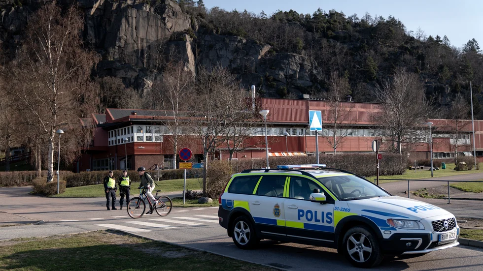 Lexbyskolan i Partille hölls stängd under måndagen sedan en hotfull lapp hittats i ett köpcentrum. Polisen har släppt en 19-årig man som medgett att han skrivit lappen.