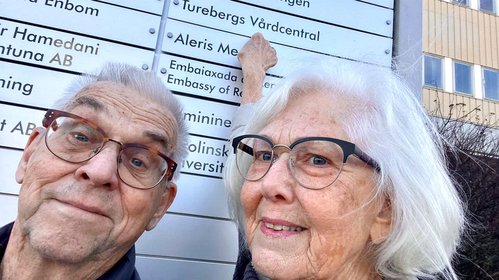 "Jag upptäckte det på morgonen. Jag skrev in i min kalender att nu på tisdag är det tre veckor. Då ska vi krama våra barnbarn", säger Birger Thuresson från Sollentuna. Här en bild när han och hans fru Ulla fick sin första spruta den 30 mars.