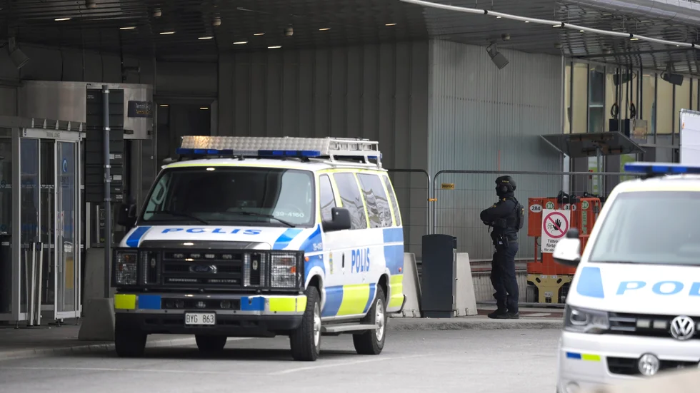 Polis utanför terminal 5 på Arlanda flygplats. Polisen undersökte ett misstänkt farligt föremål på Arlanda flygplats utanför Stockholm. Hela terminal 5 utrymdes.