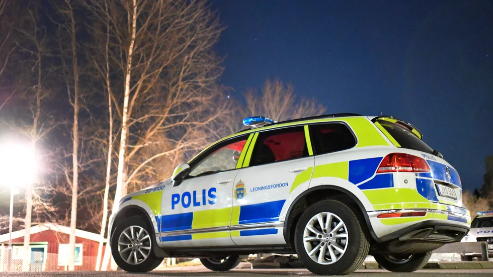 Polis på plats där en man i 20-årsåldern sköts i Märsta, norr om Stockholm på söndagskvällen.