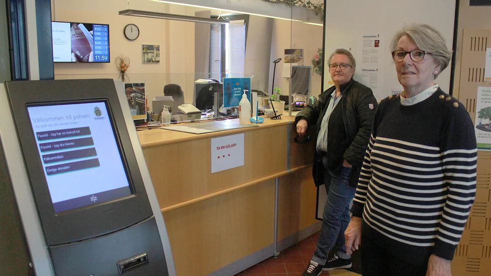 Kicki Henningsson och Karin Andrae Bittner från Brottsofferjouren reagerar kraftfullt på förslaget att försämra servicen vid polisstationen. "Det personliga mötet kan aldrig ersättas. Att ha öppet en dag i veckan är som inget."