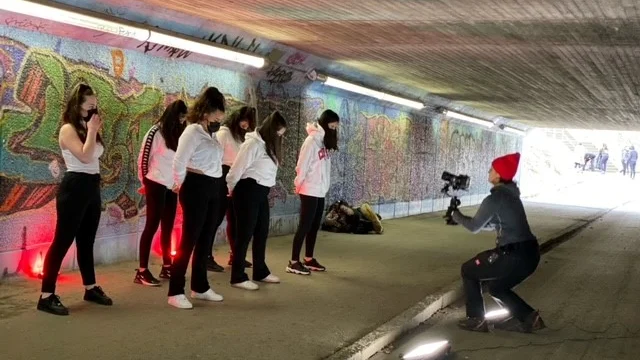 En del deltagare fokuserar på temat tio, apropå tioårsjubileet för Dansens vecka. 10 Dansgrupper – 10 Dansfilmer har spelats in i Norrköping.