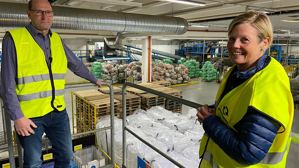 "Ihop med de andra länderna i Norden är vi världsbäst på återvinning", säger Katarina Lundell, marknadschef på Pantamera/Returpack och Kjell Petersson, fabrikschef.