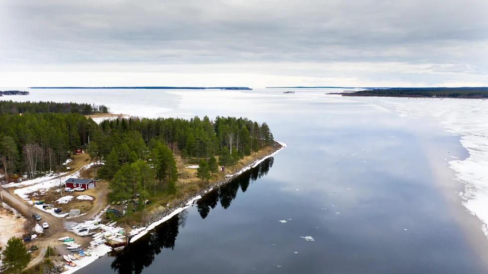 Dragkampen om Tjuvholmen är inte över. I ena rondhörnan står Statens fastighetsverk, i den andra ättlingar till länets första industrimagnater. På onsdagen skulle ett avgörande ha fallit, men Lantmäteriets utredning ser ut att fortsätta i några veckor till.  