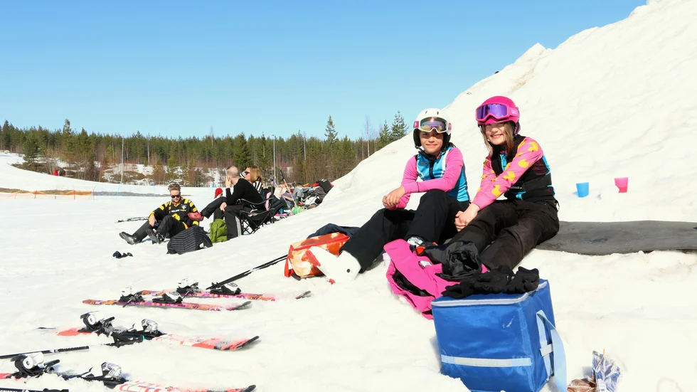 Lisa Hedström och Ebba Hällgren tog en paus i solen innan de ruschade iväg till liften igen.