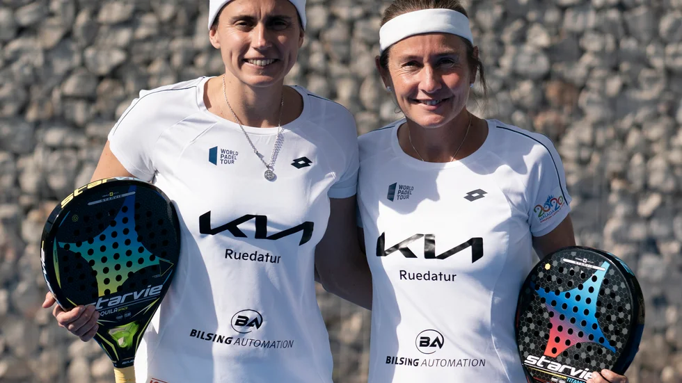 Cecilia Reiter, 25:a på världsrankningen, och tidigare världsettan Caroline Navarro har skrivit kontrakt med Padel Arena i Katrineholm.