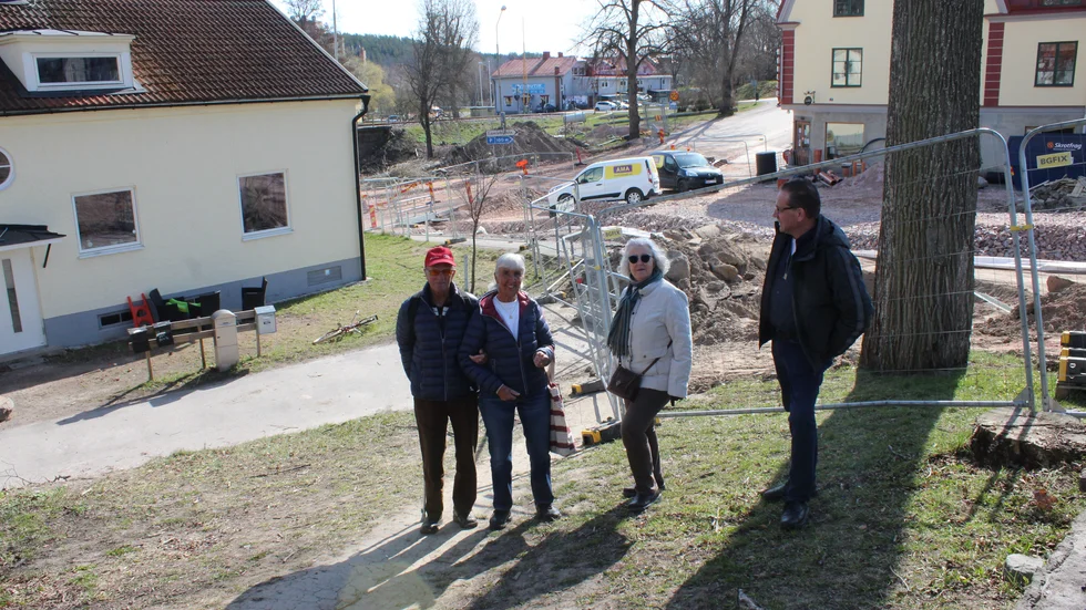 Sven-Erik och Ågot Byström samt Viveca Alm i samspråk med Michael Carlsson i backen där fotgängarna ska gå.