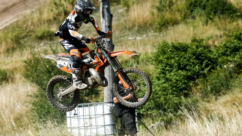 Att hoppa säkert var en av grejerna ungdomarna fick träna på när SMK Motalas Mx-klubb anordnade ett motocross-läger i Dunteberget. "Jag delar med mig av mina erfarenheter", säger tränaren Andreas Hultman som tidigare tävlat själv på hög nivå.