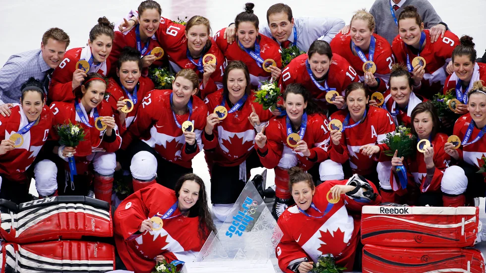 Jennifer Wakefield (nummer 9) vann OS-guld för Kanada 2014. 