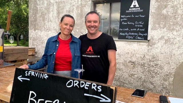 Linda och Bruce Todd driver tillsammans Alskute bryggeri i Levide.