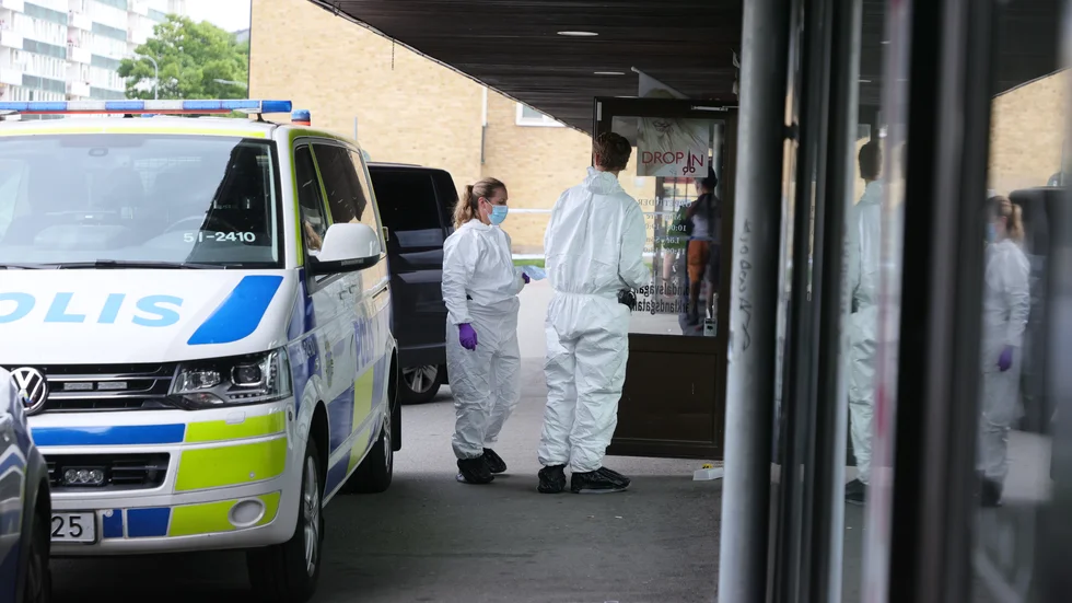 Polisens tekniker på brottsplatsen under fredagen.