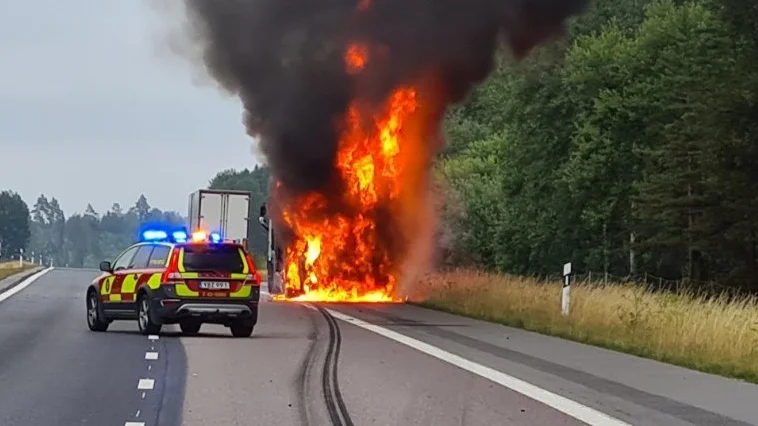 Lastbilen brann kraftigt och vägen fick stängas av under räddningstjänstens arbete.