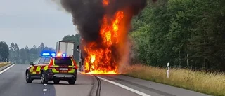 Omfattande bärgningsarbete efter dramatisk trailerbrand på E4