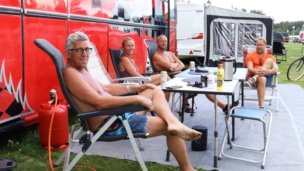 Ole Johnny Pettersen, Katarina Svensen, Vidar Petterson och Kjetil utanför campingbussen. ”Många av våra norska vänner ringer och frågar oss om vad som gäller” säger Karina Svedsen.
