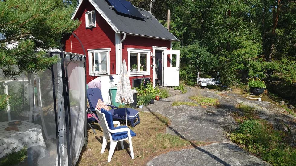 Stugan är 30 kvadratmeter vilket gör att paret inte har plats för många prylar. "Det vi ser det har vi", säger Johan.